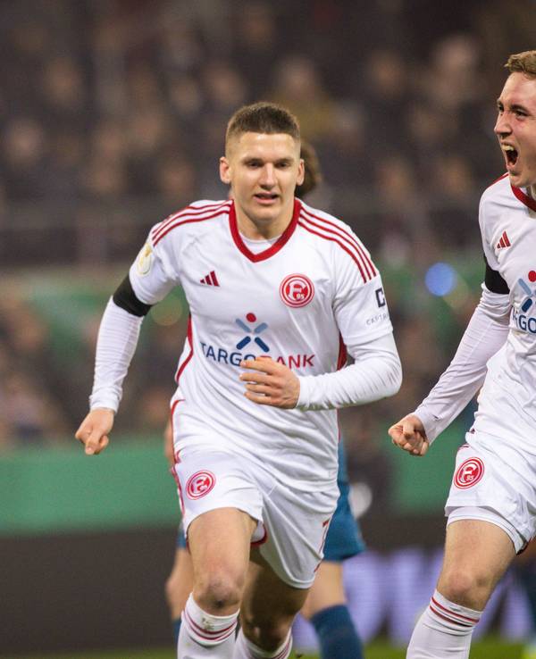 Die Düsseldorfer Vincent Vermeij, Christos Tzolis und Isak Johannesson jubeln im Pokal-Spiel beim FC St. Pauli.