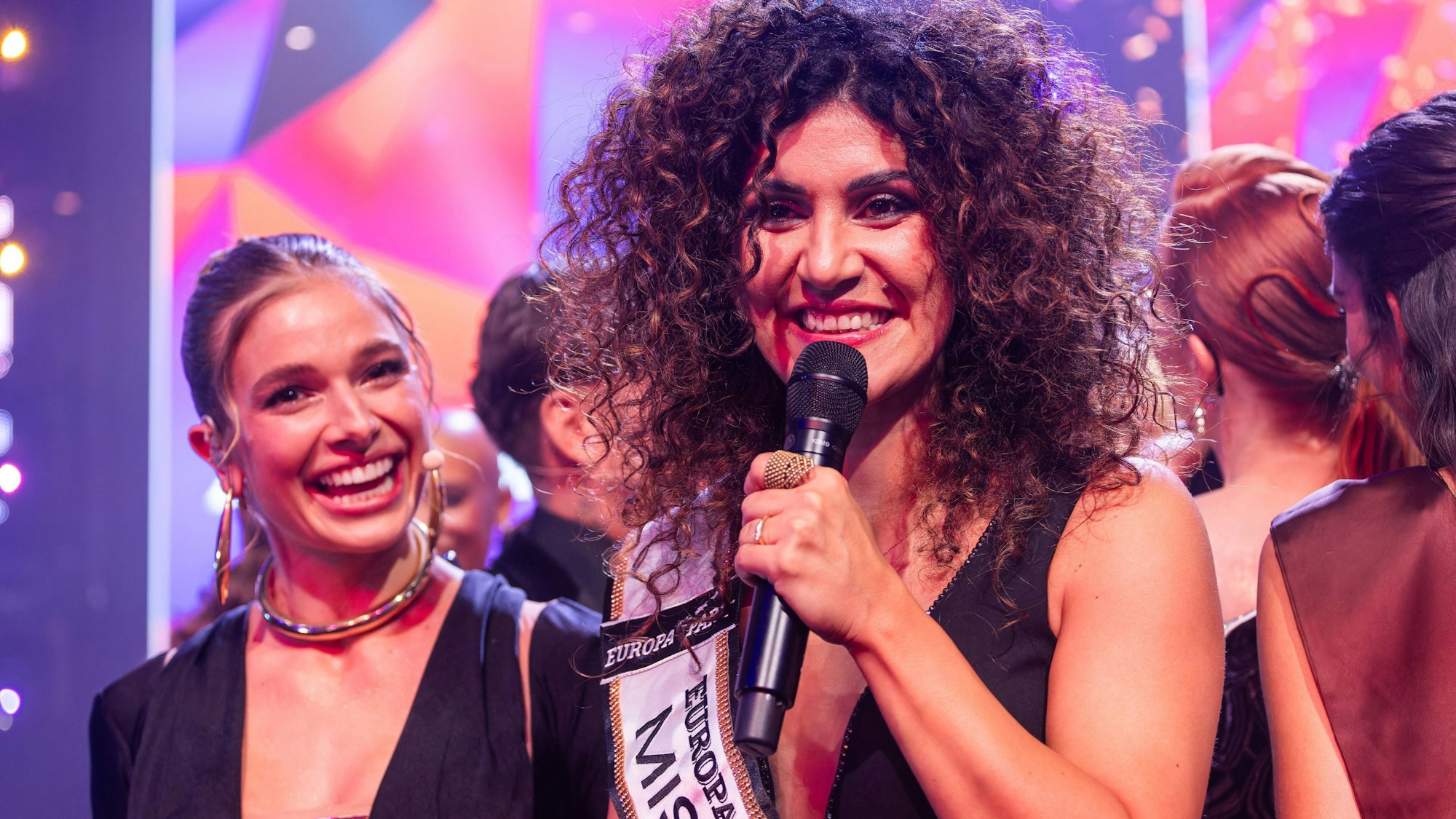 Die aktuelle Miss Germany 2024, Apameh Schönauer (r.), neben Moderatorin Lola Weippert.