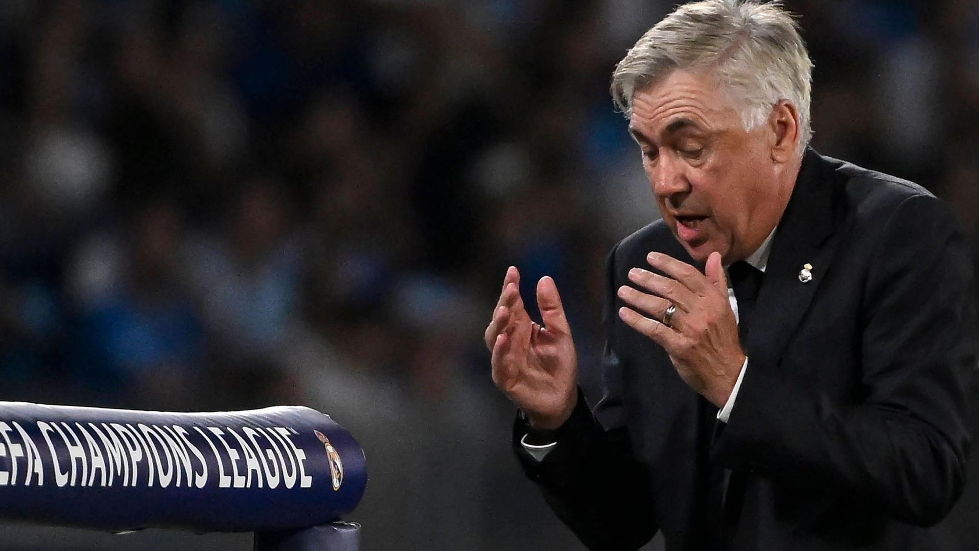 Carlo Ancelotti ärgert sich während eines Champions-League-Spiels.