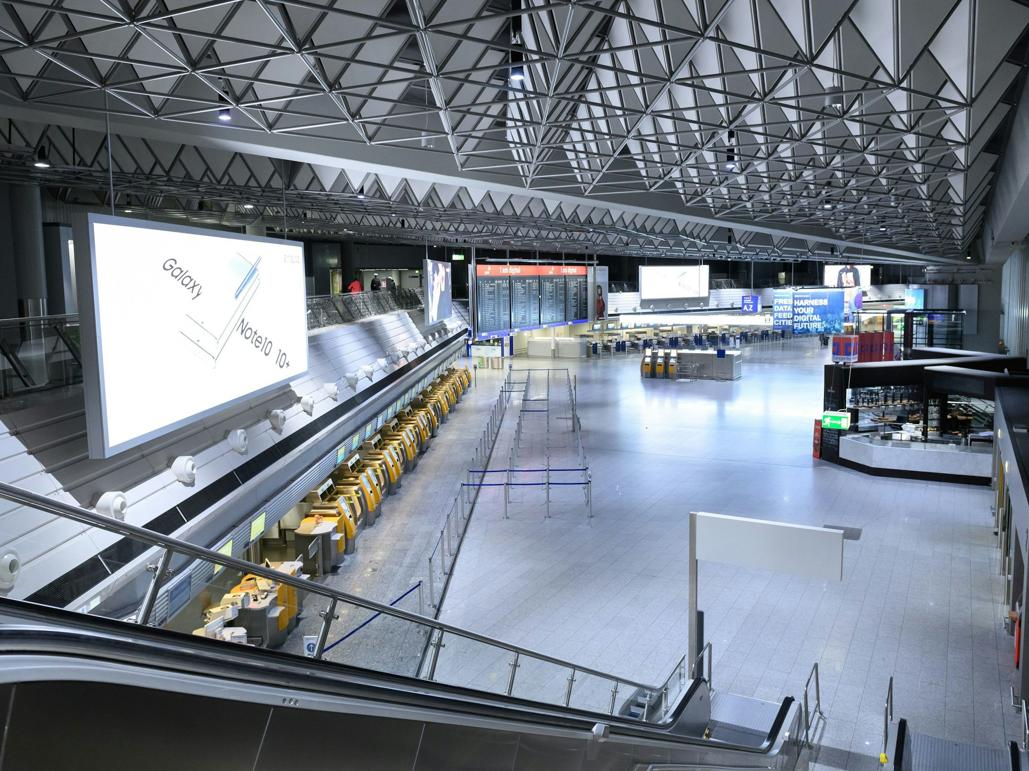 Leere Check-in Schalter der Fluggesellschaft Lufthansa im Terminal 1 des Flughafens Frankfurt bei einem Streik der Flugbegleiter.