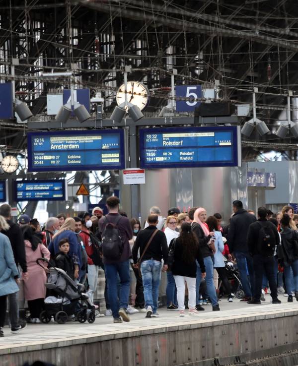 Wartende am Kölner Hauptbahnhof