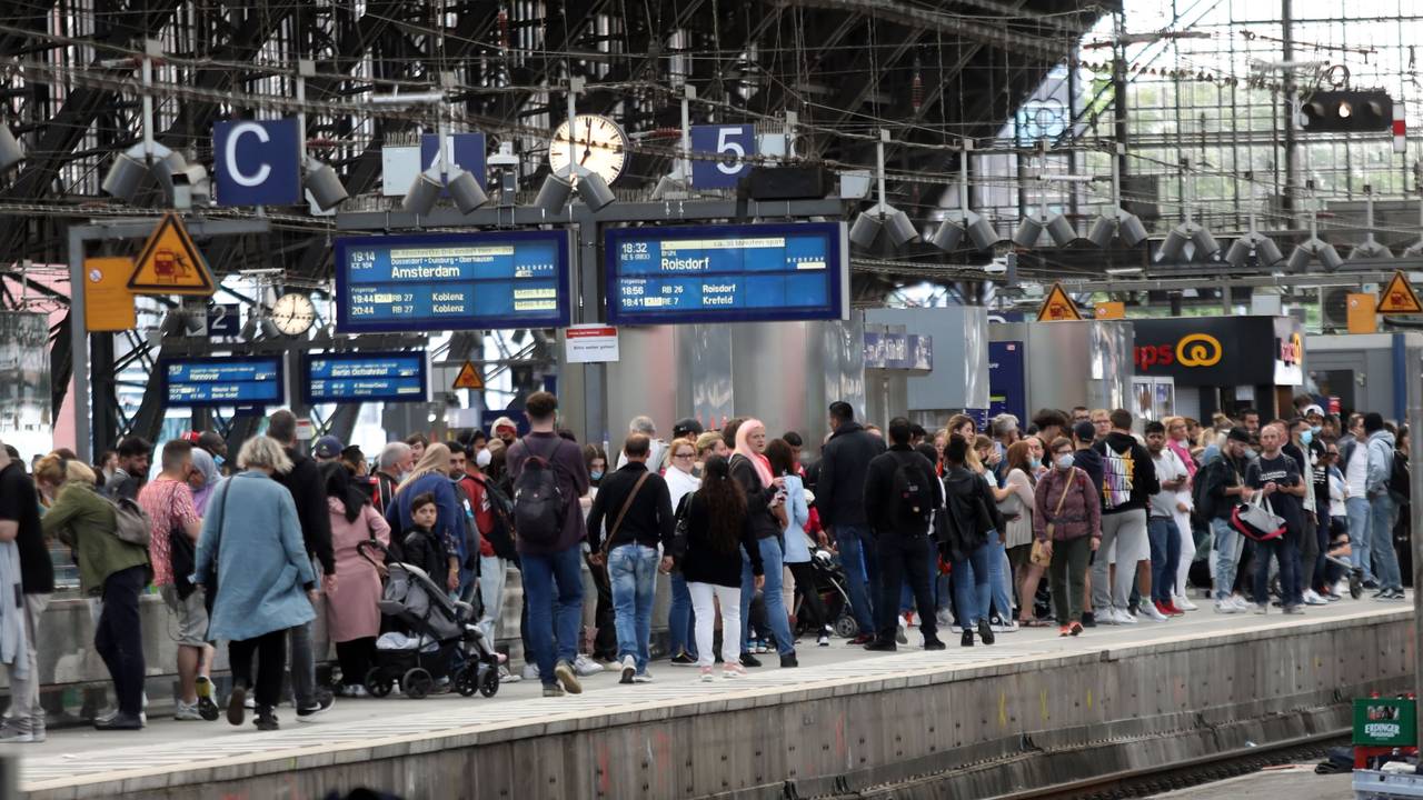 Wartende am Kölner Hauptbahnhof