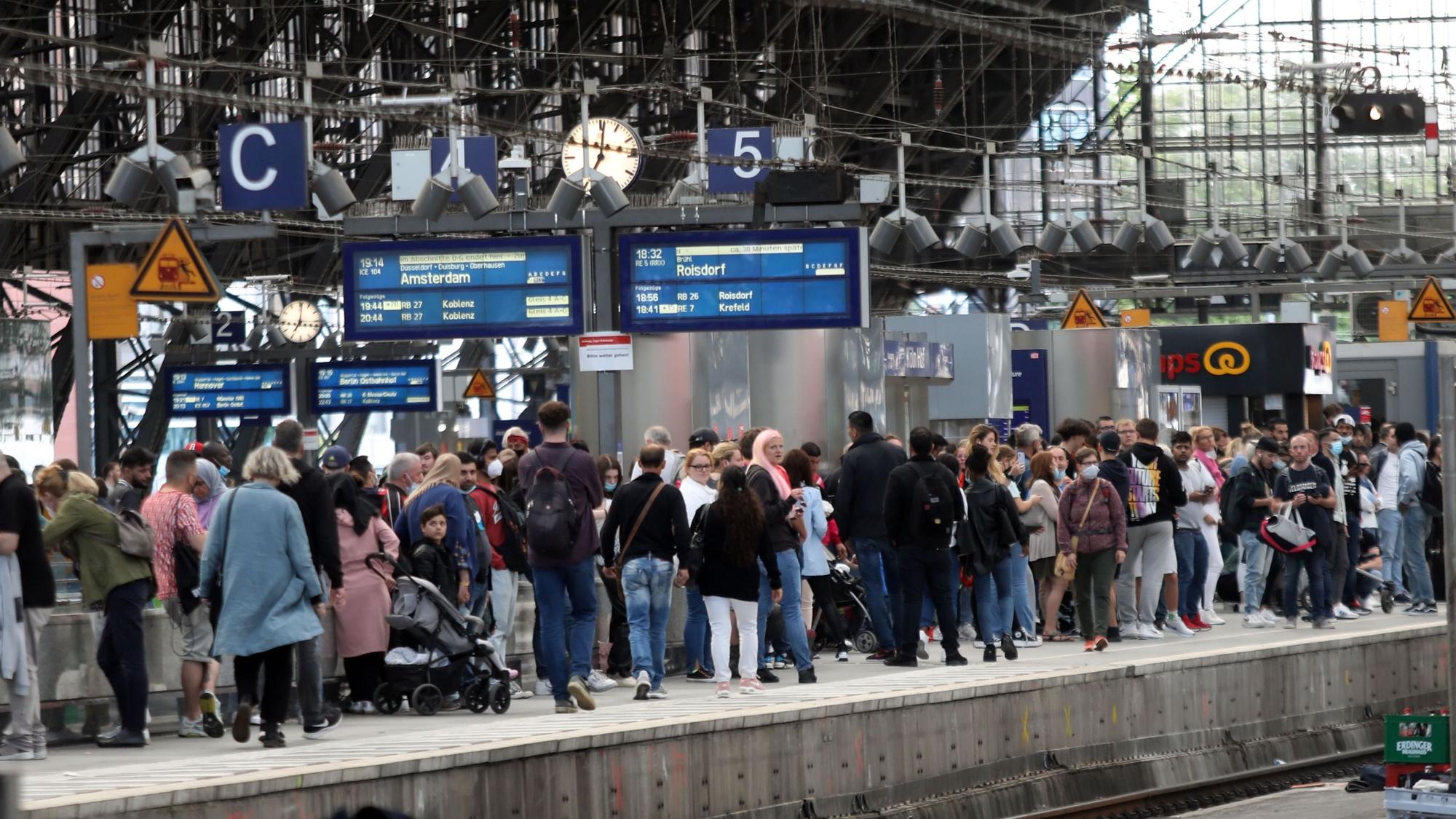 Wartende am Kölner Hauptbahnhof