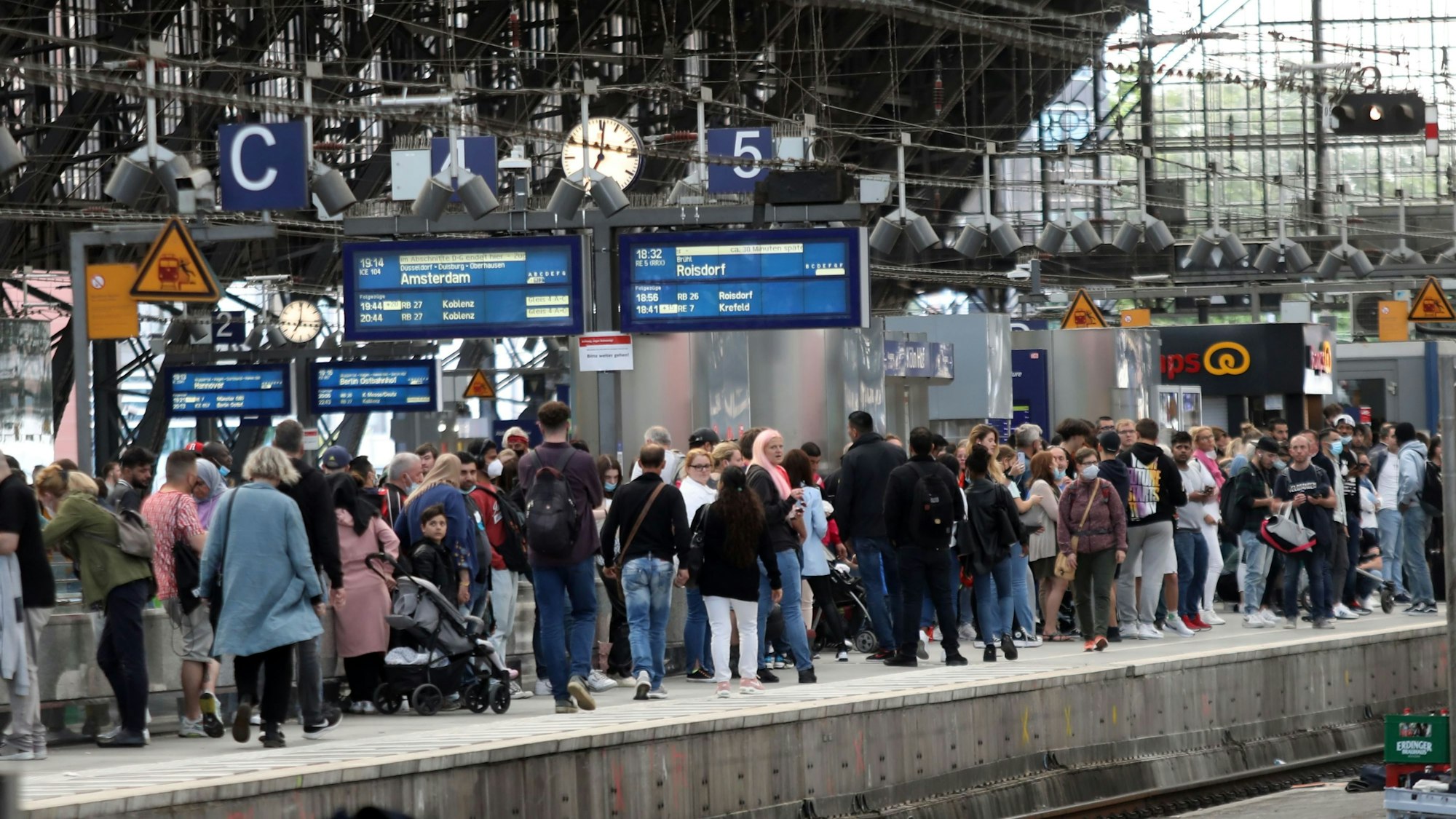 Bahnreisende warten am Gleis am Kölner Hbf auf ihren Zug (Archivfoto)