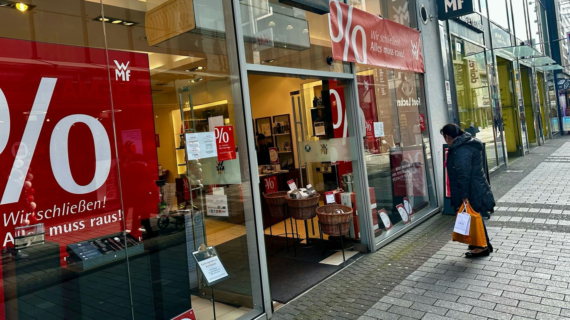 Im Schaufenster von WMF auf der Hohe Straße wird die Schließung angekündigt. Das Motto lautet: „Alles muss raus!“