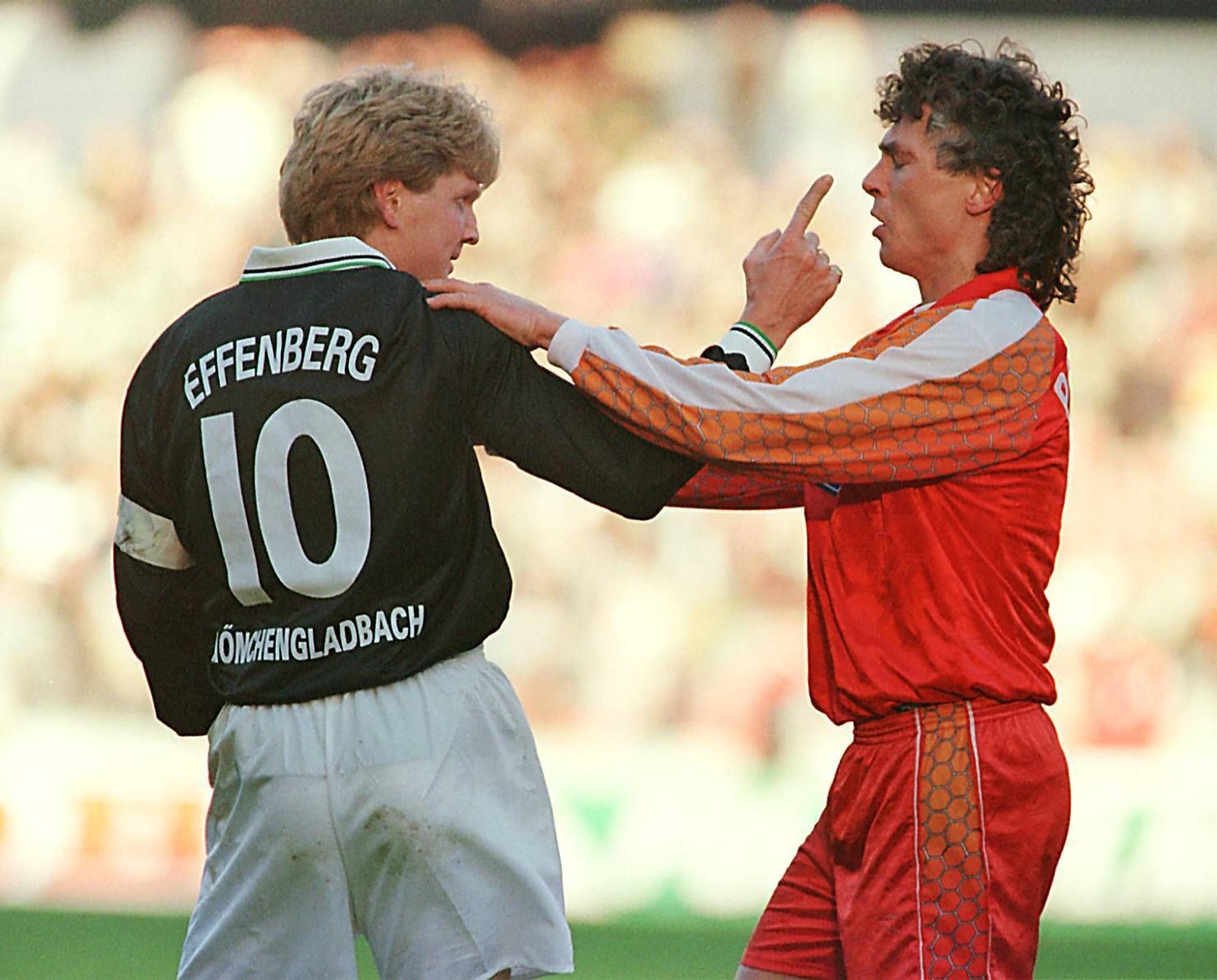 Ein wütend gestikulierender Stefan Effenberg (li.) im Clinch mit Kölns Toni Polster