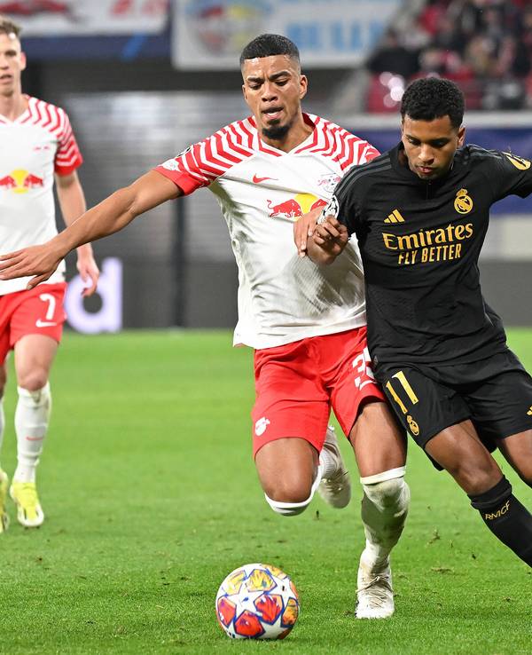 Leipzig-Verteidiger Benjamin Henrichs im Hinspiel am 13. Februar 2024 im Zweikampf mit Madrids Rodrygo.