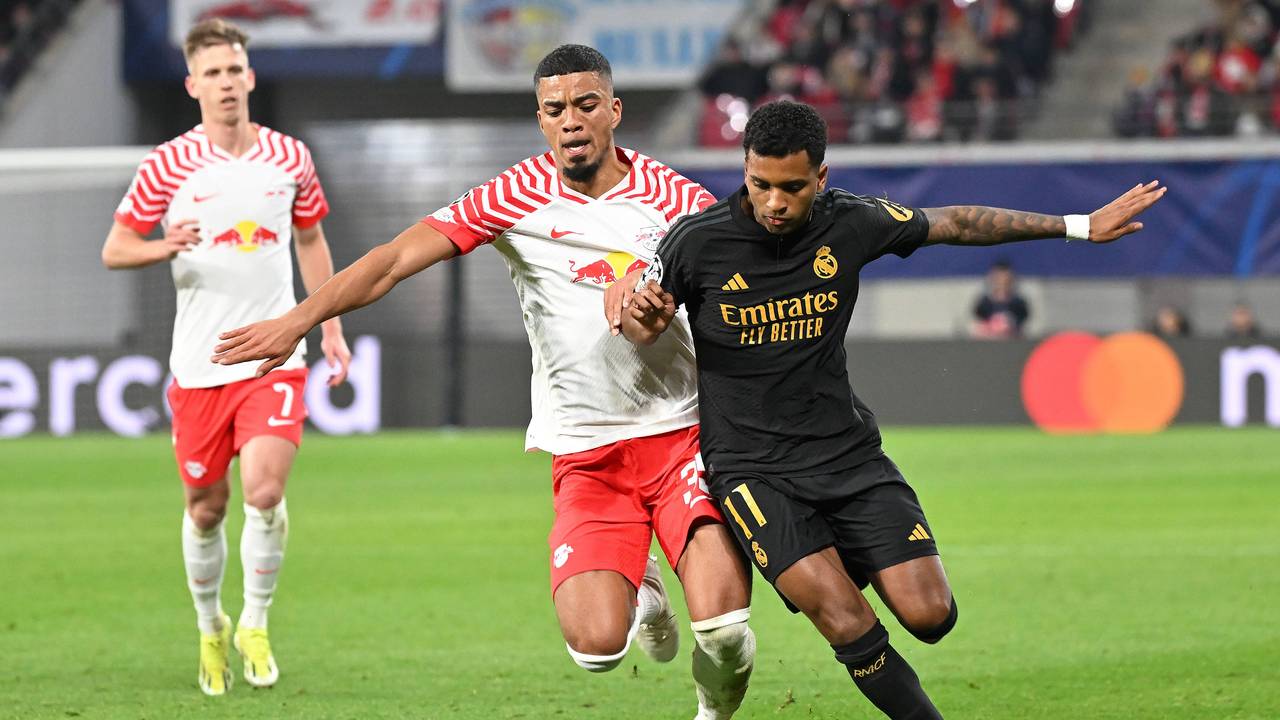 Leipzig-Verteidiger Benjamin Henrichs im Hinspiel am 13. Februar 2024 im Zweikampf mit Madrids Rodrygo.