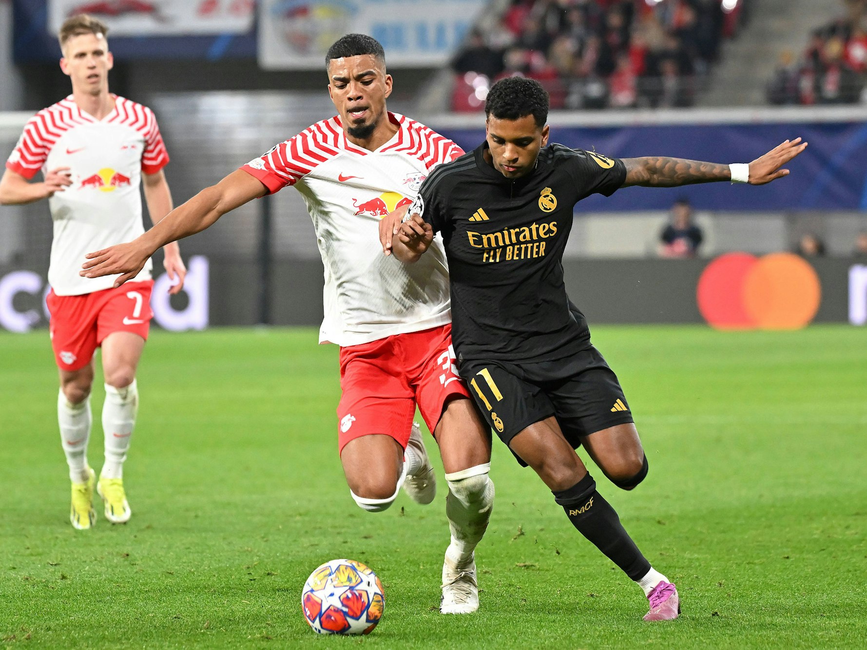 Leipzig-Verteidiger Benjamin Henrichs im Hinspiel am 13. Februar 2024 im Zweikampf mit Madrids Rodrygo.