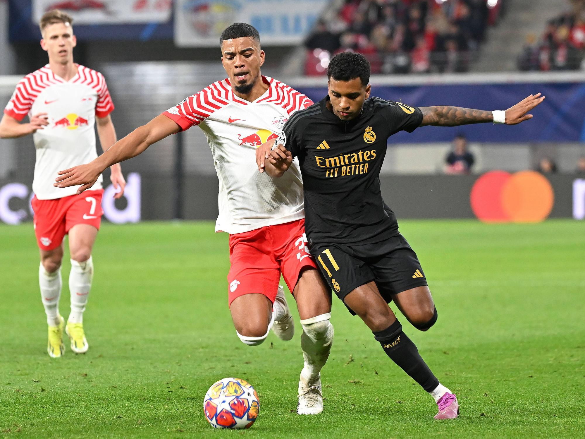 Leipzig-Verteidiger Benjamin Henrichs im Hinspiel am 13. Februar 2024 im Zweikampf mit Madrids Rodrygo.