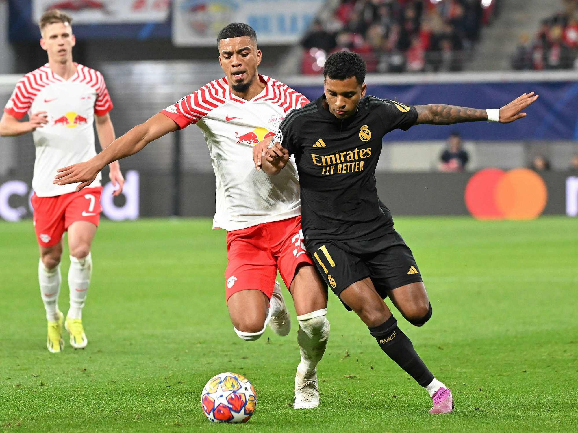 Leipzig-Verteidiger Benjamin Henrichs im Hinspiel am 13. Februar 2024 im Zweikampf mit Madrids Rodrygo.