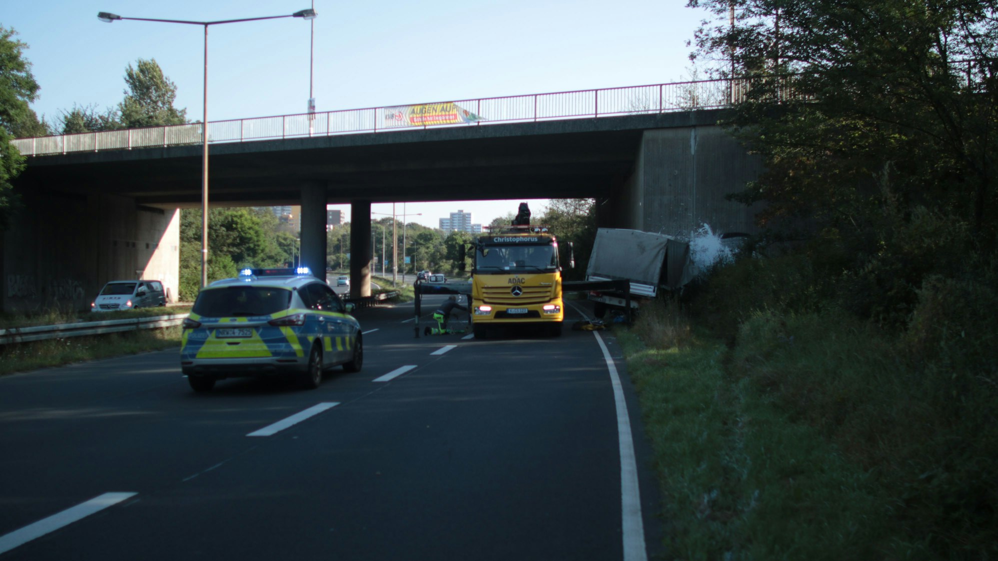Polizei und Abschleppdienst bei einem Unfall in Köln-Chorweiler.