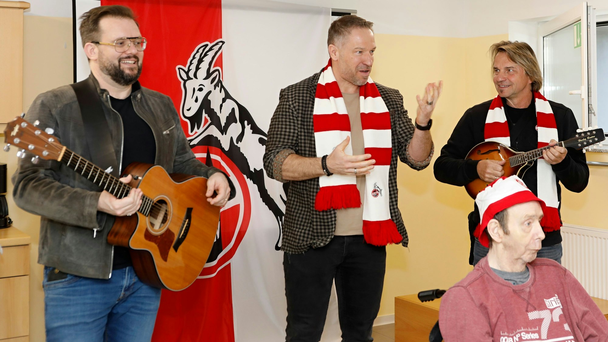 Die Höhner singen die FC-Hymne.