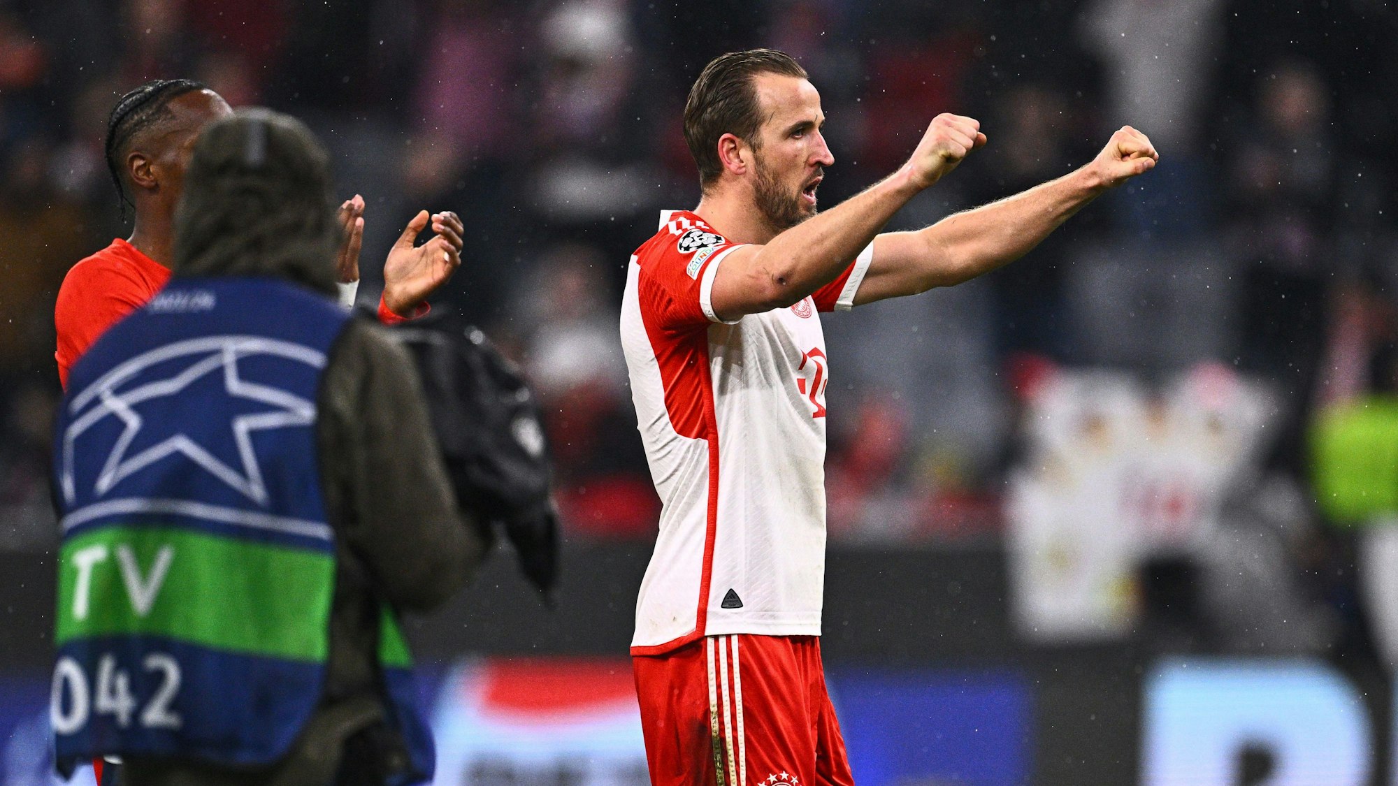 Harry Kane ballt nach dem 3:0-Sieg gegen Lazio Rom die Fäuste.