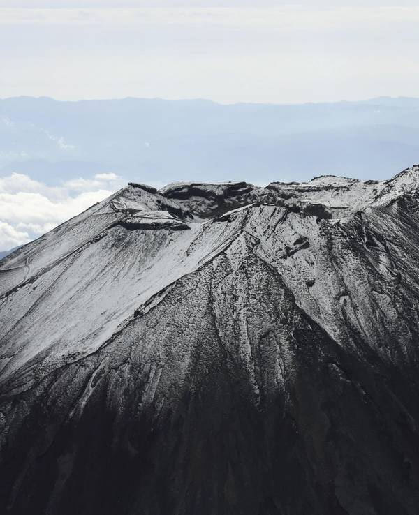 Der erste Schnee der Saison liegt auf dem Gipfel des Fuji, Japans berühmtestem Berg an der Grenze der Präfekturen Shizuoka und Yamanashi.