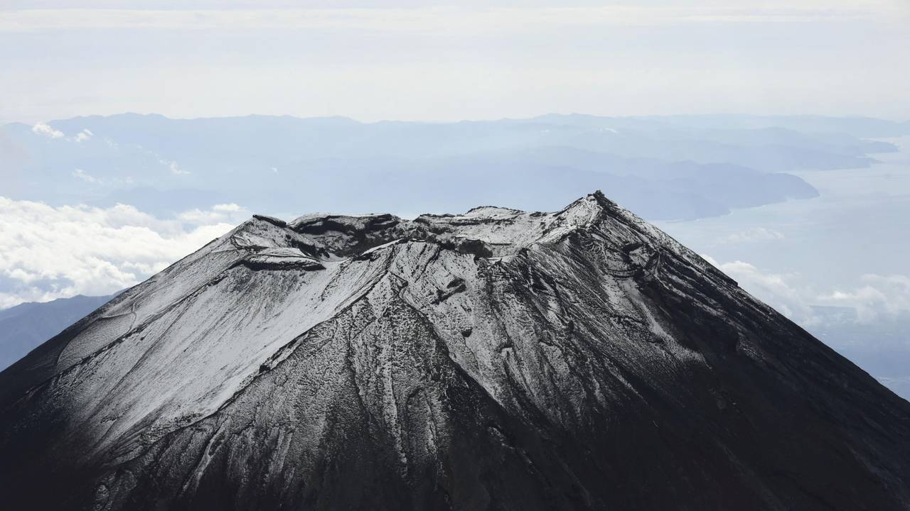 Der erste Schnee der Saison liegt auf dem Gipfel des Fuji, Japans berühmtestem Berg an der Grenze der Präfekturen Shizuoka und Yamanashi.