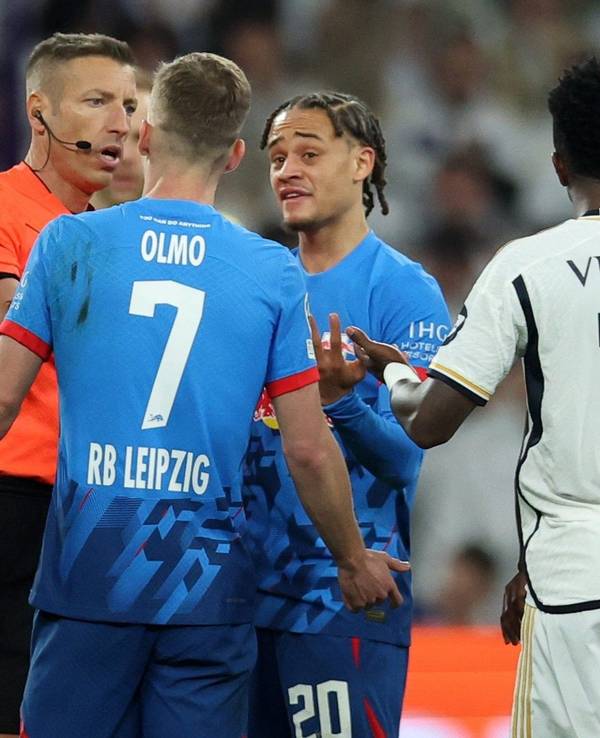 Vinícius Júnior und mehrere Spieler von RB Leipzig diskutieren mit dem Schiedsrichter.