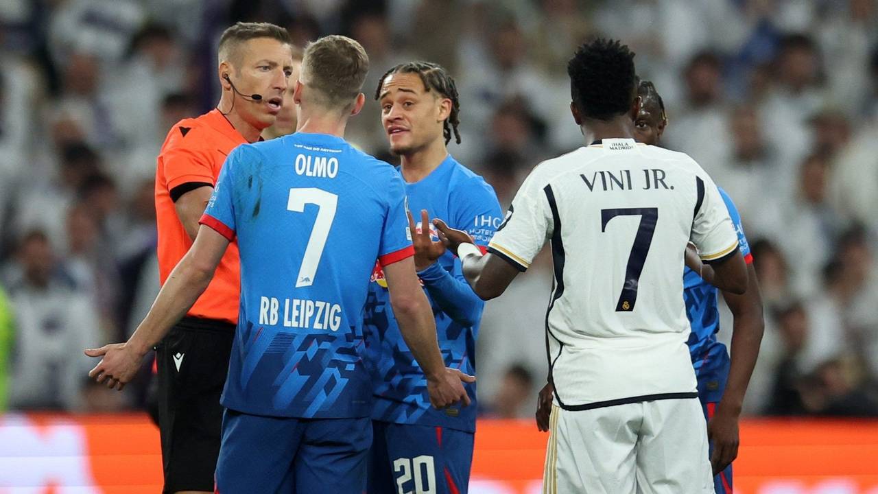 Vinícius Júnior und mehrere Spieler von RB Leipzig diskutieren mit dem Schiedsrichter.