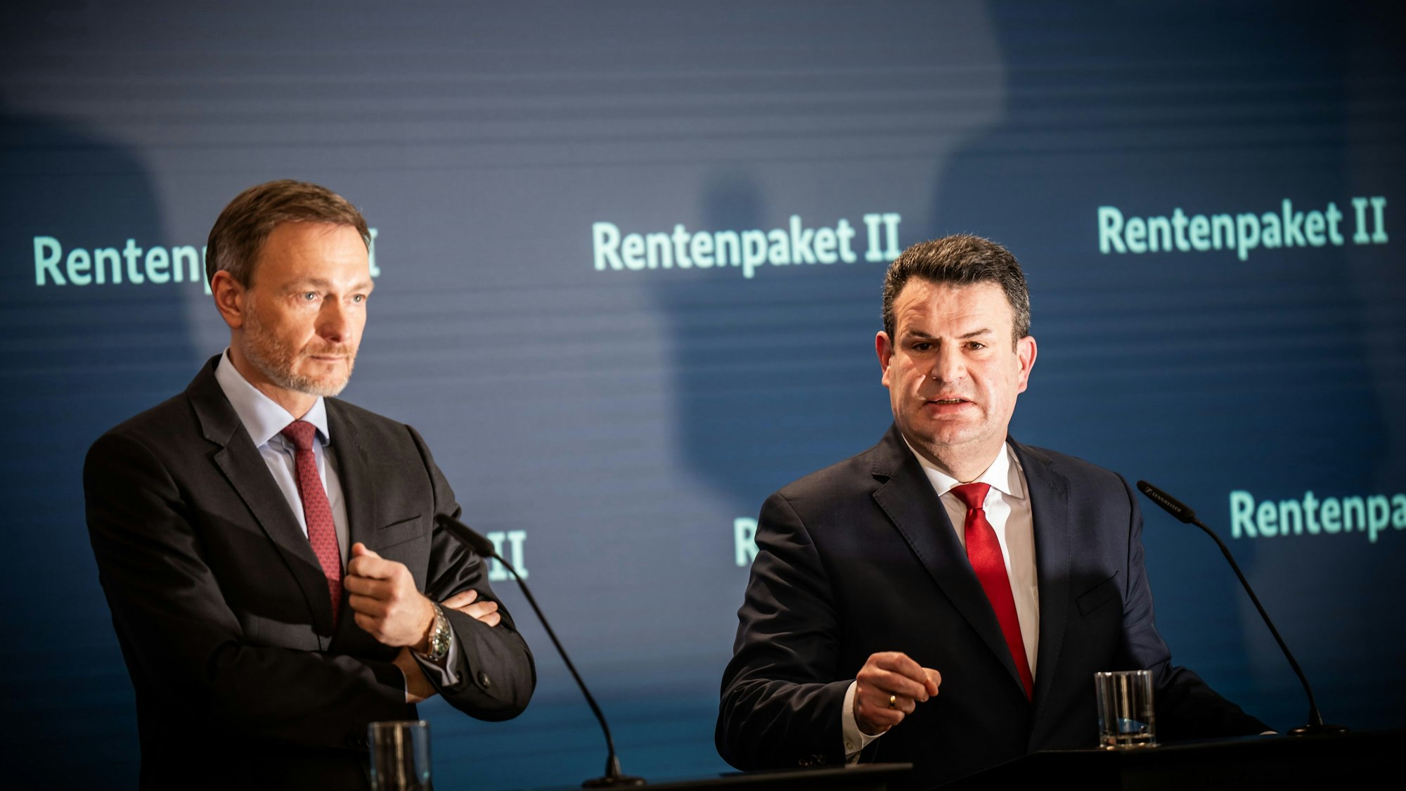 Hubertus Heil, spricht neben Christian Lindner.