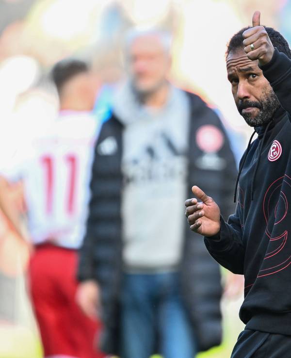 Fortuna Düsseldorfs Trainer Daniel Thioune hebt am Spielfeldrand den Daumen.