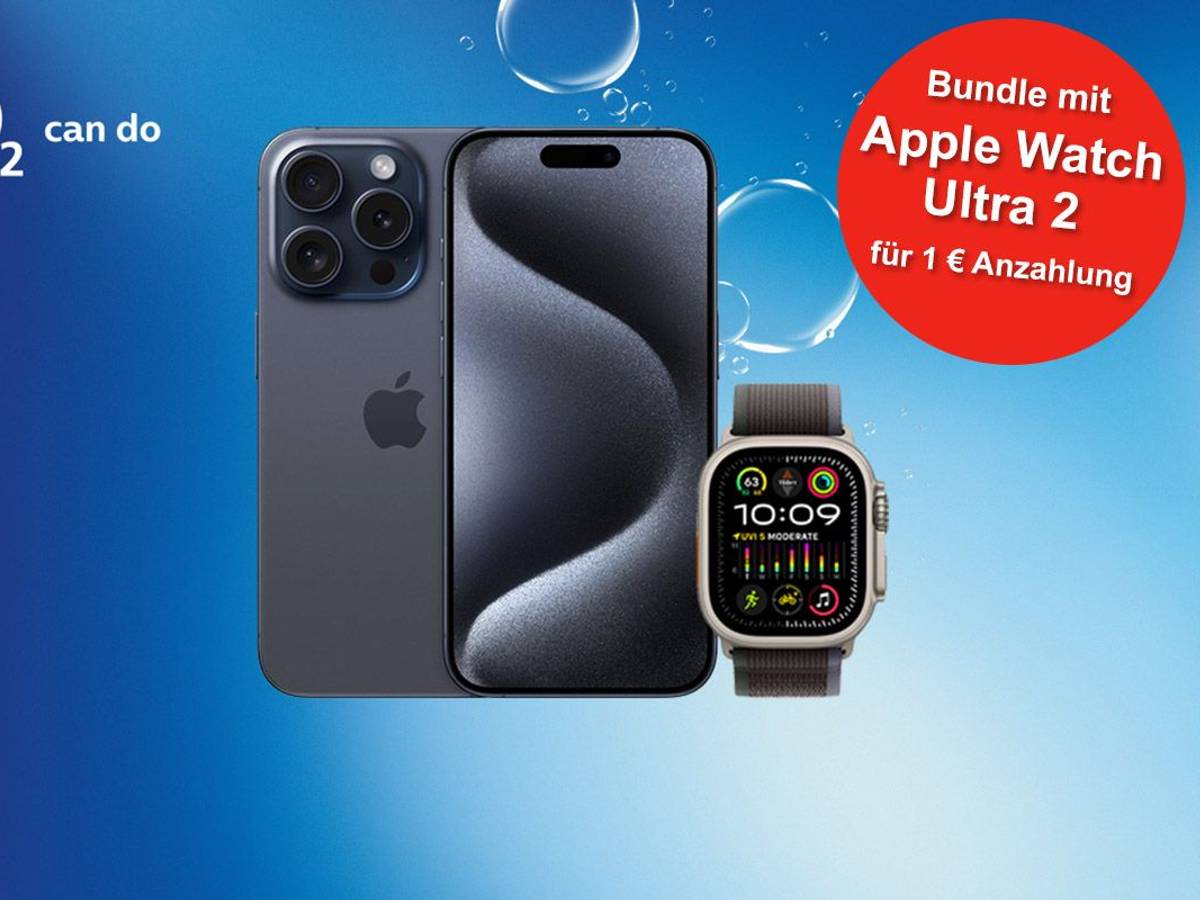 Das Smartphones Apple iPhone 15 Pro Max mit Apple Watch Ultra 2 vor blauem Hintergrund mit Luftblasen im Wasser und o2 Logo.