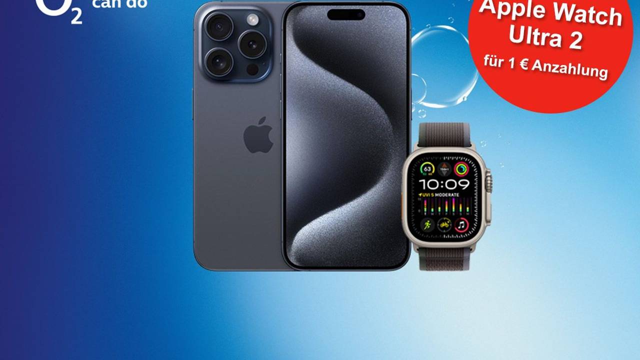 Das Smartphones Apple iPhone 15 Pro Max mit Apple Watch Ultra 2 vor blauem Hintergrund mit Luftblasen im Wasser und o2 Logo.