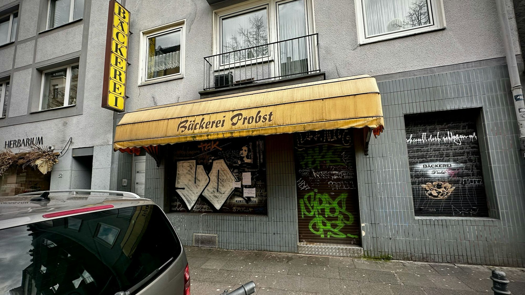 Die Rollläden an der Bäckerei Probst sind unten, das Geschäft musste schließen.