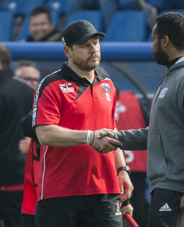 Paderborns Trainer Steffen Baumgart gibt Osnabrücks Trainer Daniel Thioune nach dem Spiel die Hand.