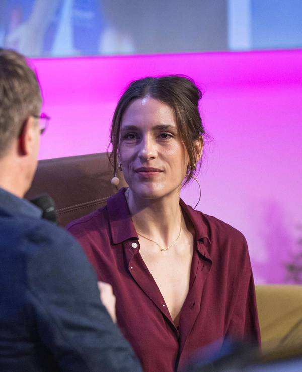 Andrea Petkovic bei einem Talk in Linz auf der Bühne.
