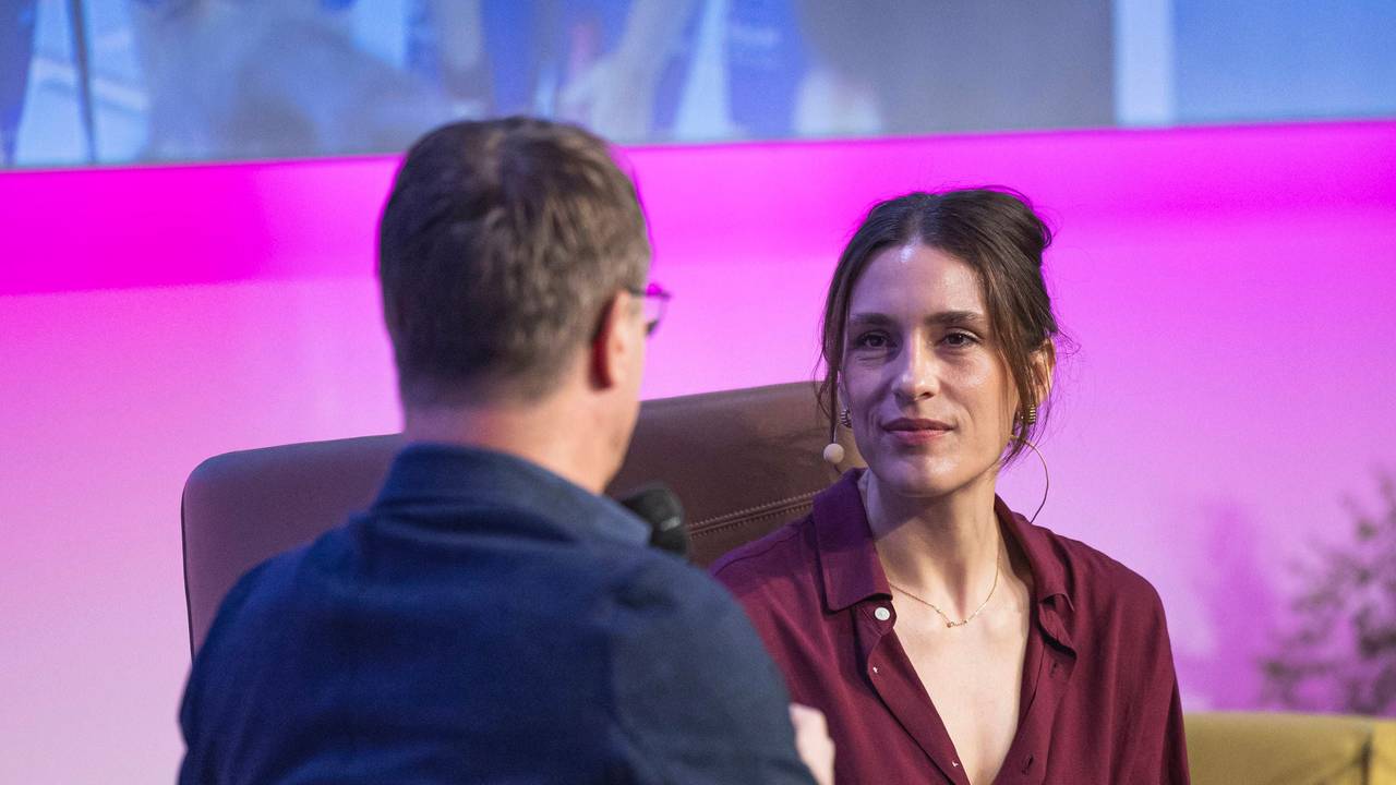 Andrea Petkovic bei einem Talk in Linz auf der Bühne.