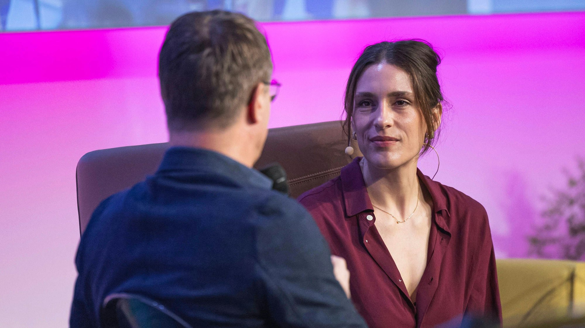 Andrea Petkovic bei einem Talk in Linz auf der Bühne.
