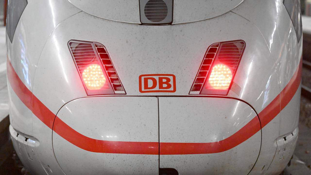 Ein ICE steht auf einem Gleis.