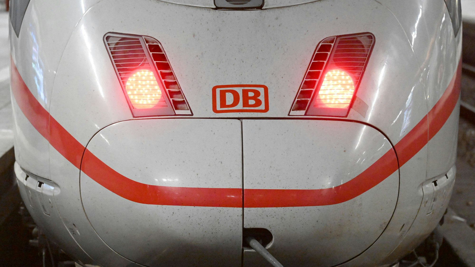 Ein ICE steht auf einem Gleis.