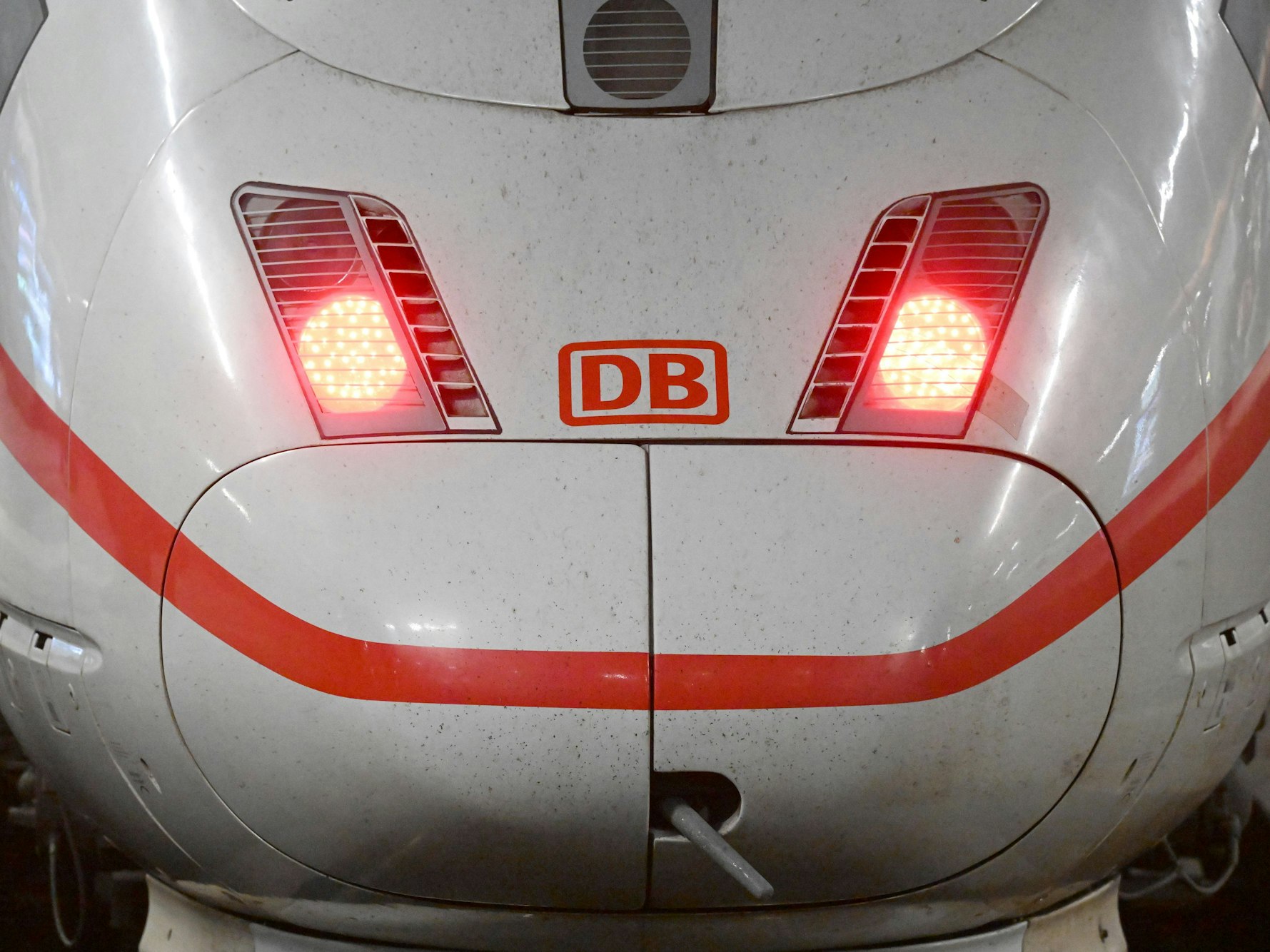 Ein ICE steht auf einem Gleis.