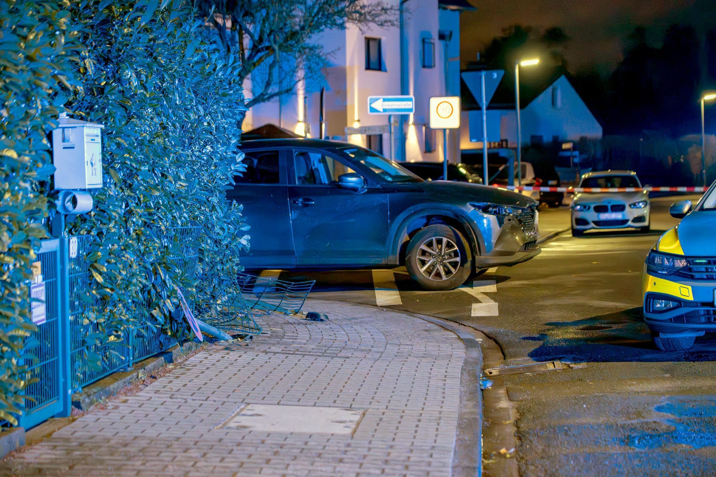Auto steht an einer Straßenecke, daneben sind mehrere Streifenwagen der Polizei zu sehen.