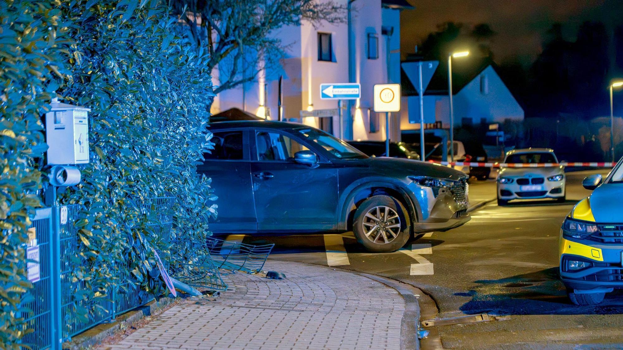 Auto steht an einer Straßenecke, daneben sind mehrere Streifenwagen der Polizei zu sehen.