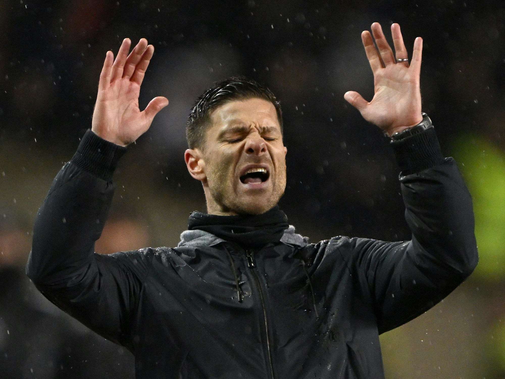 Leverkusens Trainer Xabi Alonso reagiert an der Seitenlinie.