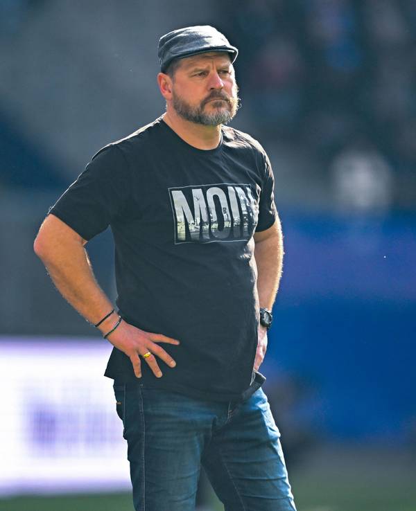 HSV-Trainer Steffen Baumgart steht im Spiel gegen den VfL Osnabrück an der Seitenlinie und stemmt die Arme in die Hüfte.