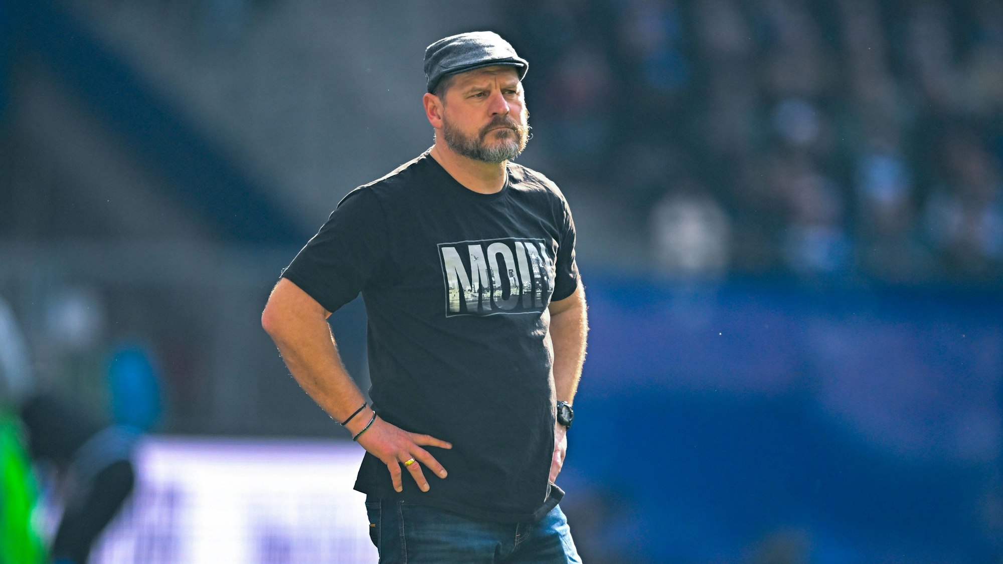 HSV-Trainer Steffen Baumgart steht im Spiel gegen den VfL Osnabrück an der Seitenlinie und stemmt die Arme in die Hüfte.