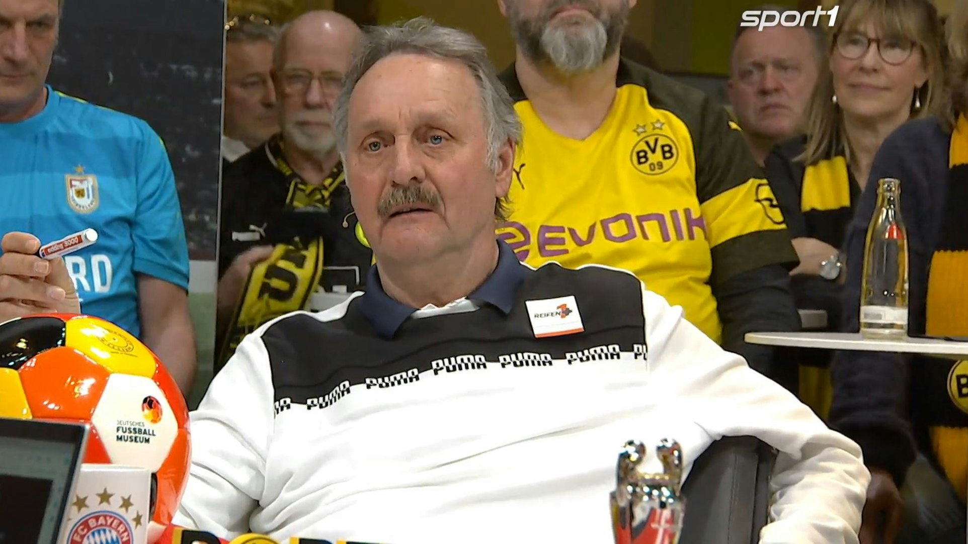 Peter Neururer sitzt im Fantalk auf Sport1 und spricht über den FC Bayern.