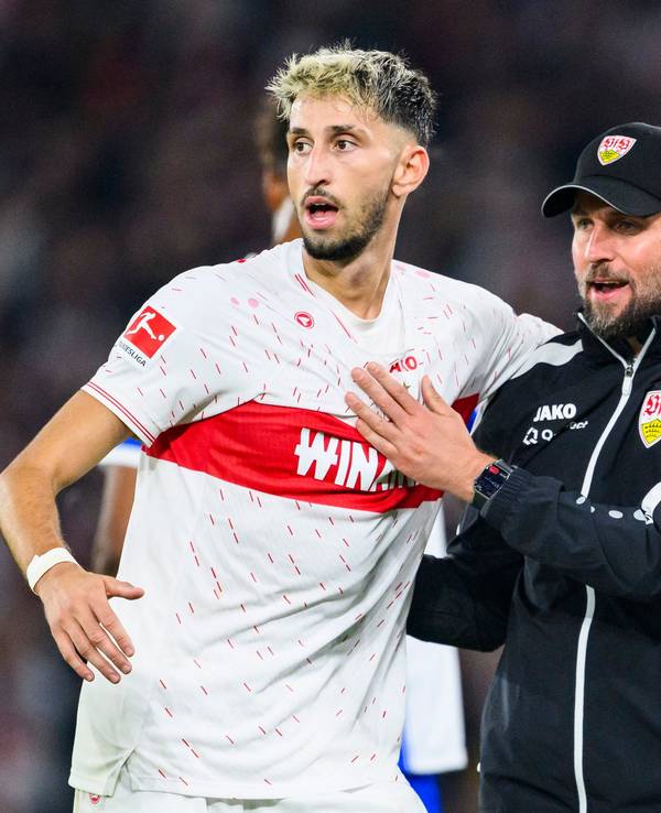 Stuttgarts Trainer Sebastian Hoeneß (r.) jubelt nach dem Spiel mit seinem Profi Atakan Karazor (l.).