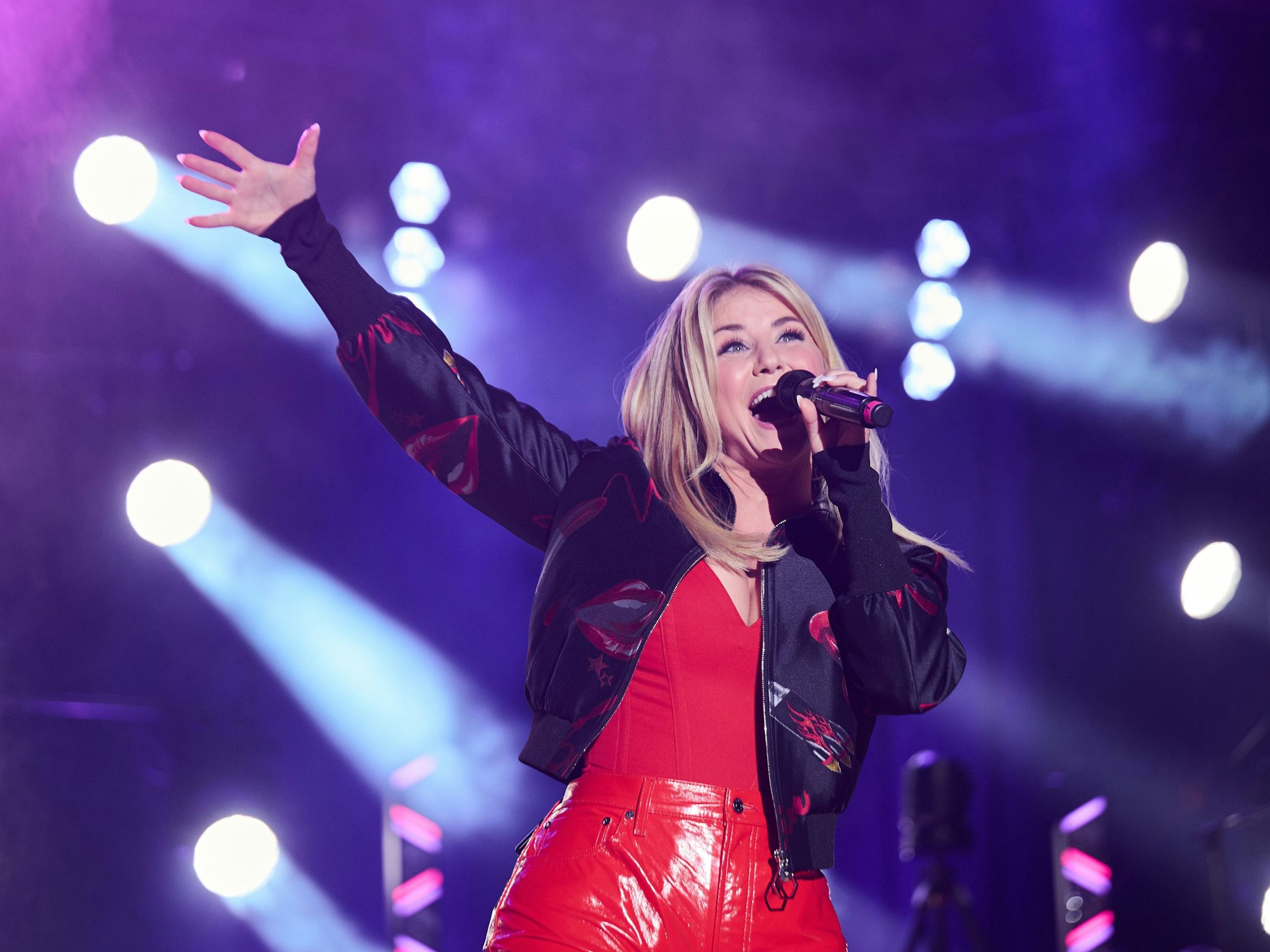 Beatrice Egli stand 2023 während des Charity-Nachwuchs-Konzertes „All Hands on Deck“ in der Mercedes-Benz-Arena in Berlin auf der Bühne.