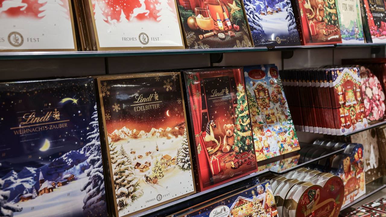 Adventskalender stehen in einem Kaufhaus im Regal.
