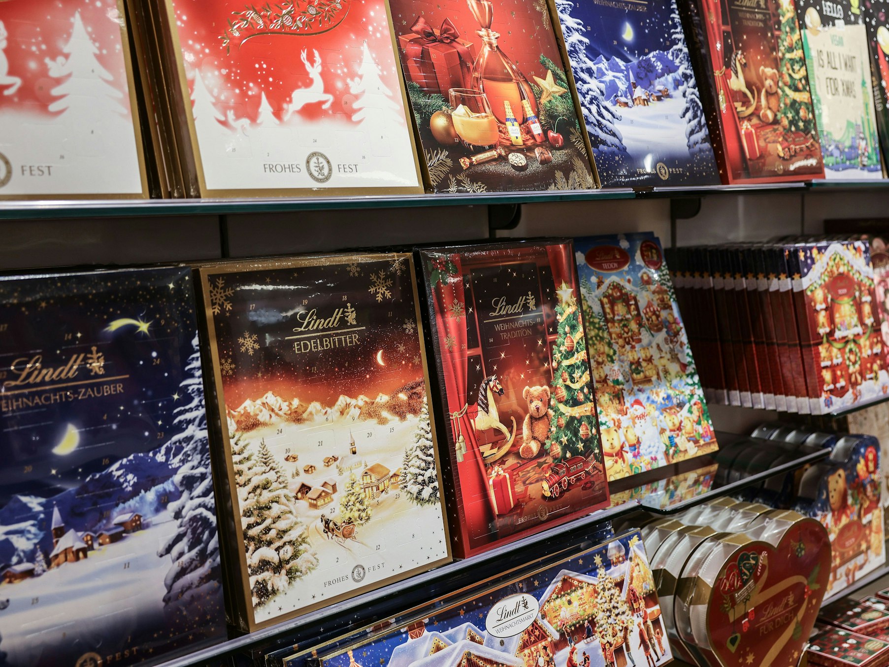Adventskalender stehen in einem Kaufhaus im Regal.