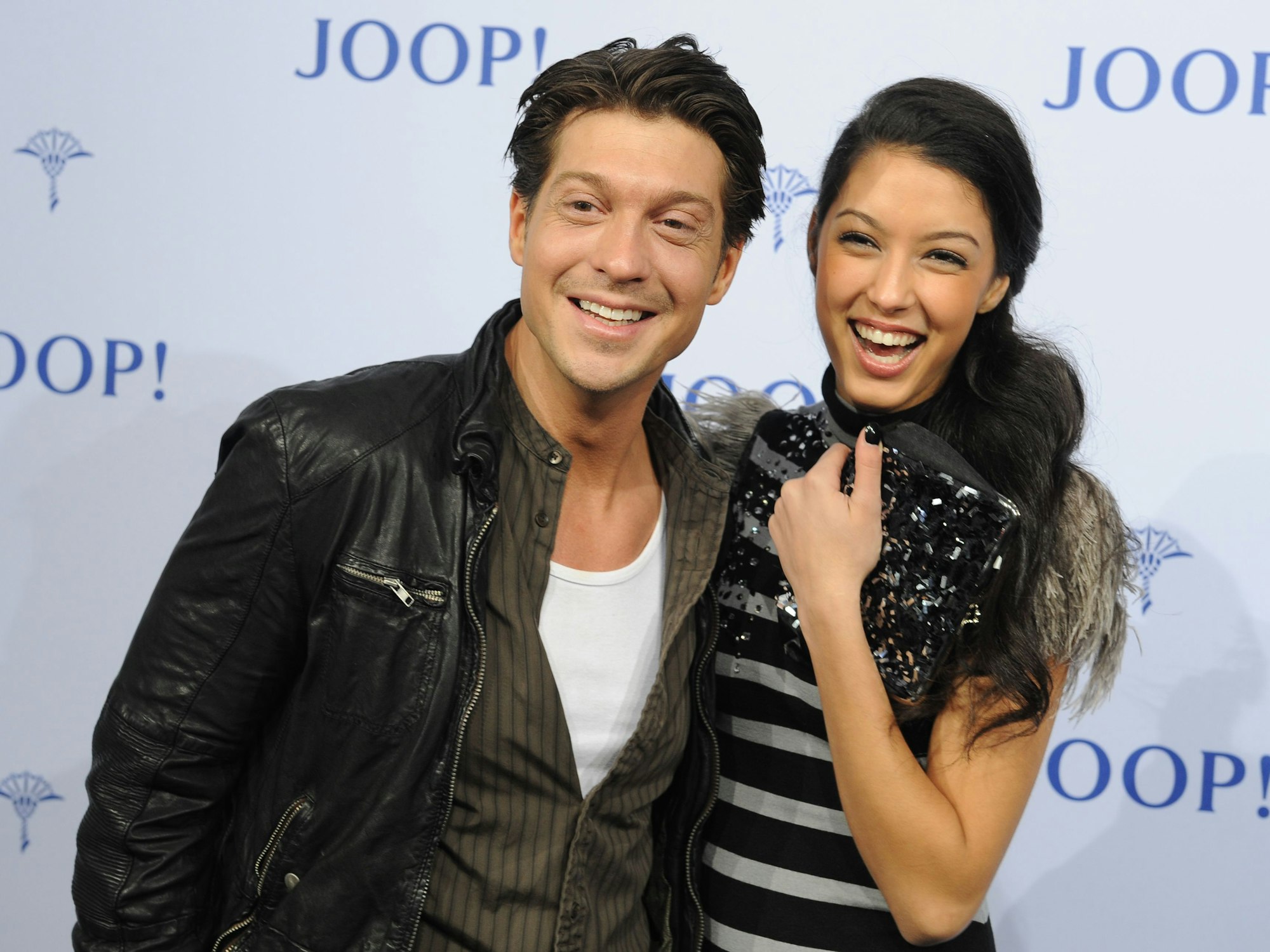 Das deutsche Model Rebecca Mir und Partner Sebastian Deyle kommen zur Joop-Präsentation während der Fashion Week in Berlin, Deutschland, am 18. Januar 2012.