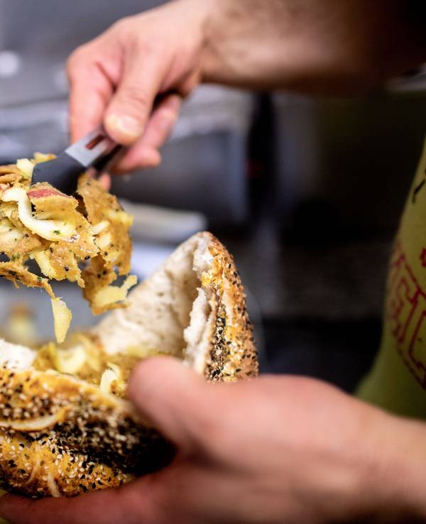 Ein Kartoffeldöner mit Fleisch und Kartoffeln wird zubereitet.