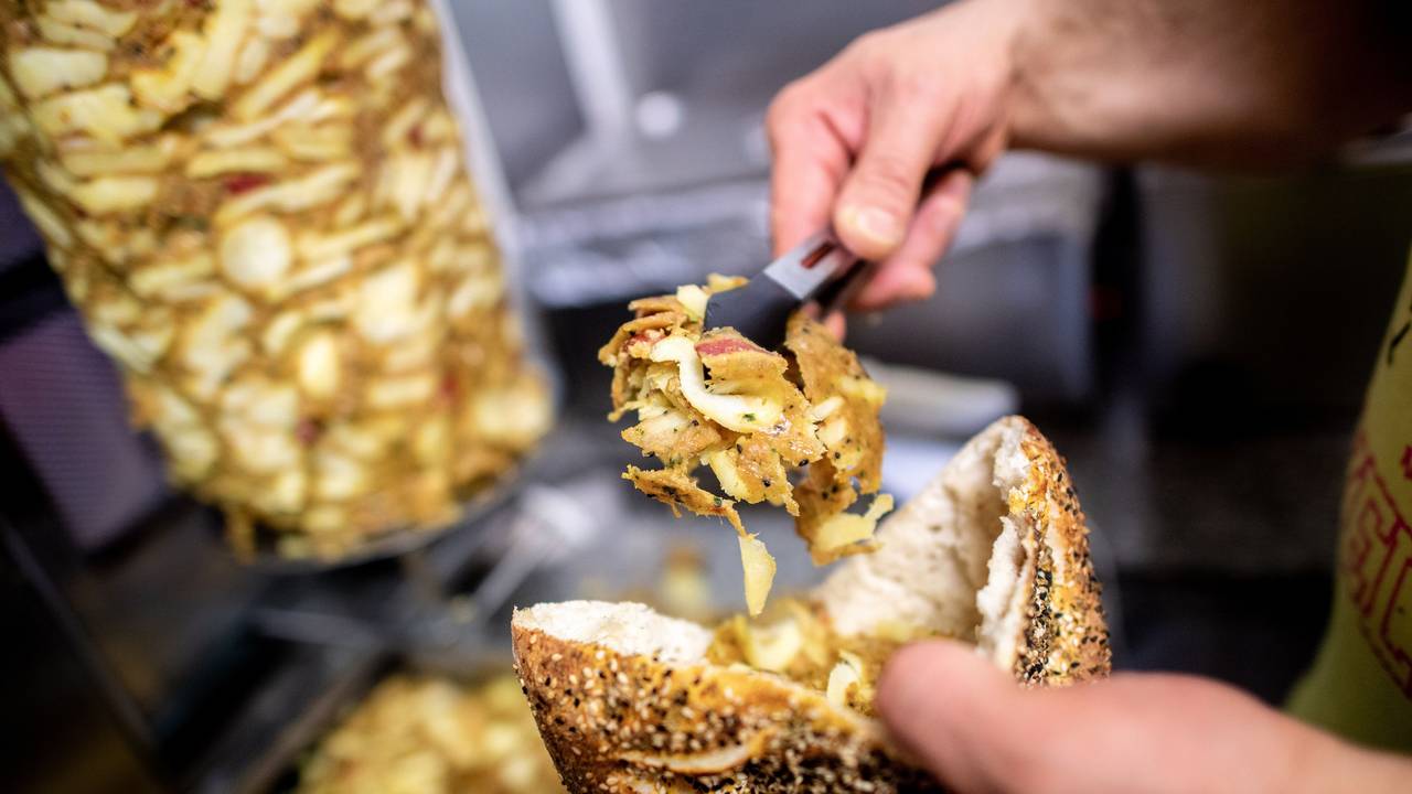Ein Kartoffeldöner mit Fleisch und Kartoffeln wird zubereitet.