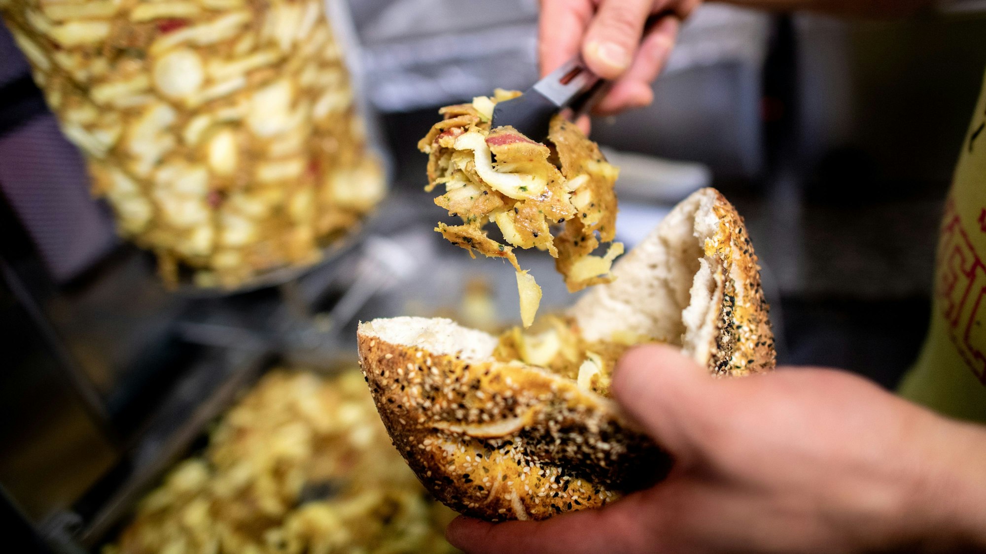 Ein Kartoffeldöner mit Fleisch und Kartoffeln wird zubereitet.