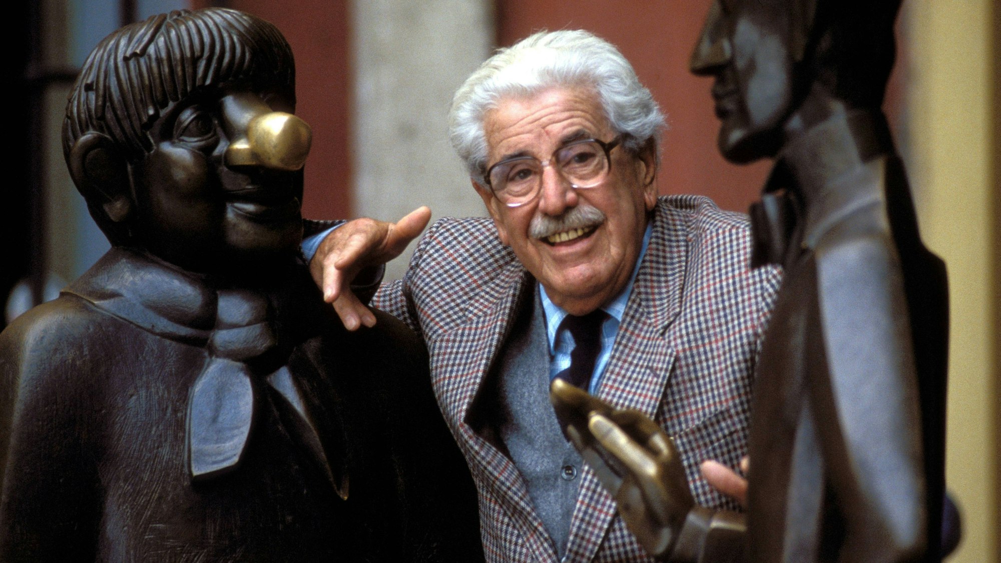 Schauspieler Willy Millowitsch mit Tünnes und Schäl in Köln.