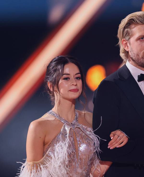 Tillman Schulz, Unternehmer, und Malika Dzumaev, Profitänzerin, stehen in der Kennenlernshow der RTL-Tanzshow „Let's Dance“ zum Auftakt der neuen Staffel auf dem Parkett im Coloneum.